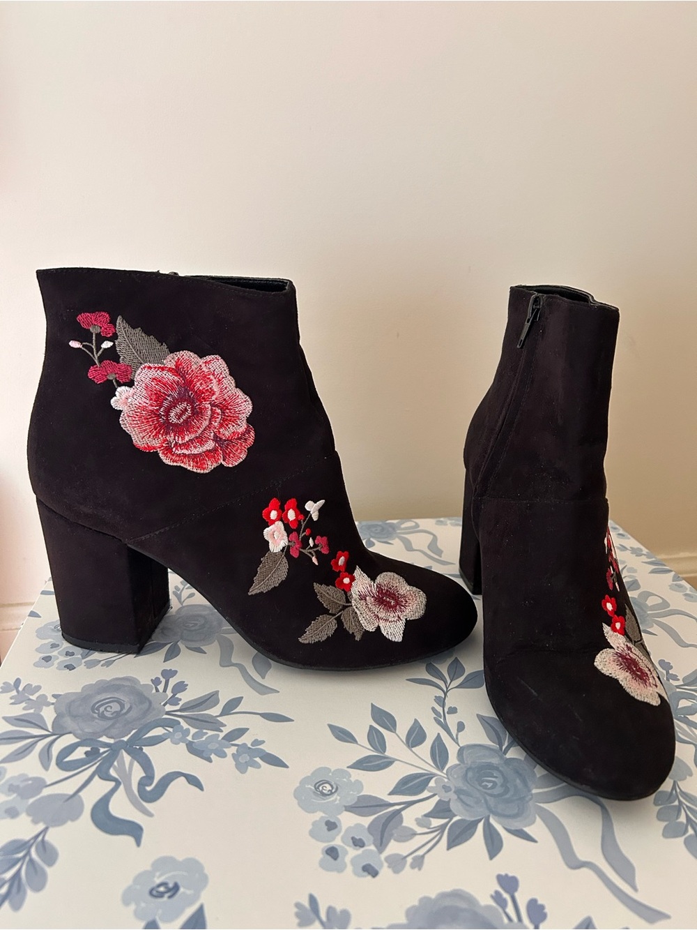 American Eagle Embroidered Black Suede Heeled Ankle Boots
Size: 7
GUC